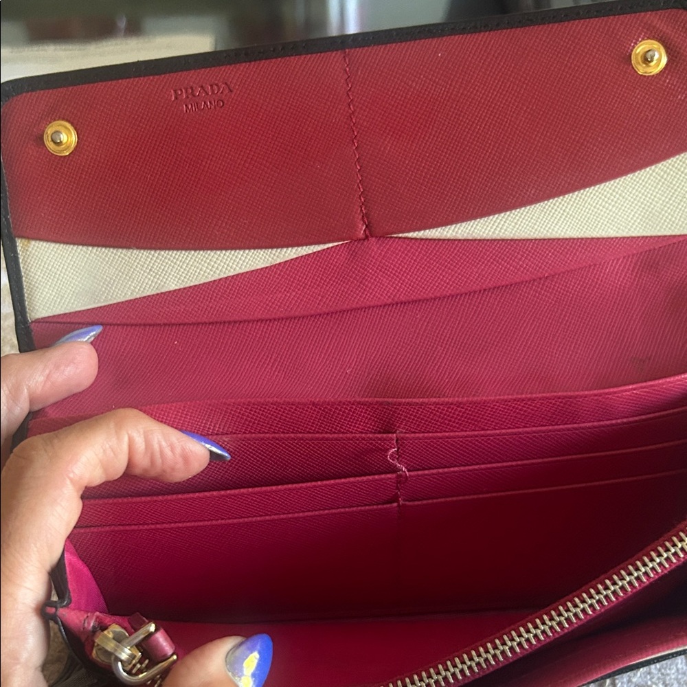 Pre-loved PRADA Black Saffiano leather fwallet with gold finish PRADA lettering - Picture 5 of 6